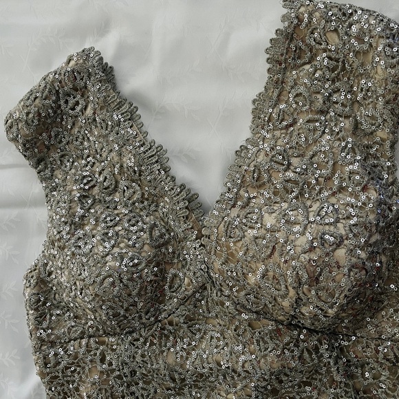 Gold and silver sequined petite evening dress 14P - Picture 4 of 13